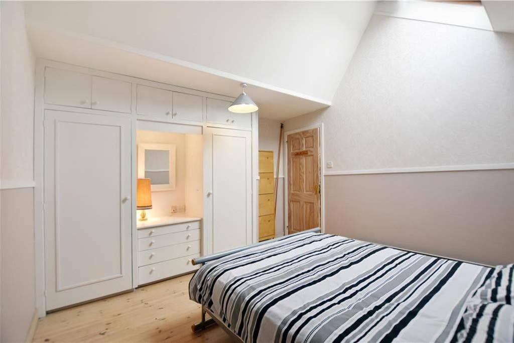 Вилла Unique, Perfectly Located Town Centre House Леруик Экстерьер фото